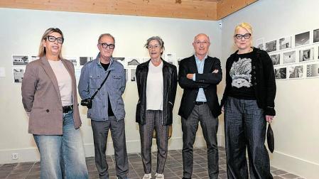 EN LA CASA DEL ALMIRANTE De izda. a dcha.: Icíar Les (concejala de Cultura); Carlos Cánovas, Belén Esparza y Jesús Mª Ramírez (patronos de la Fundación María Forcada), y la edil socialista Laura Sáez Ponzoni
