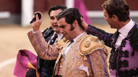El diestro Morante de la Puebla durante el festejo taurino de la Feria de Otoño celebrado este domingo en la plaza de Las Ventas, en Madrid.
