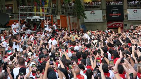 Morante de la Puebla, diminuto entre el gentío en su salida a hombros por la Puerta Grande de la Plaza de Toros de Pamplona