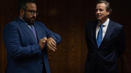 El director general de Obras Públicas e Infraestructuras de Navarra, Pedro Andrés López Vera, con el senador del PSN Javier Remírez, antes de comparecer en la comisión de investigación de la Cámara Alta