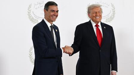 El presidente del Gobierno, Pedro Sánchez (i) saluda al presidente de Estados Unidos, Donald Trump (d), antes de la ceremonia de firma del plan de paz para Oriente Próximo