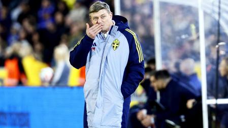 El técnico sueco Jon Dahl Tomasson dirigiendo el encuentro de este lunes entre Suecia y Kosovo /
