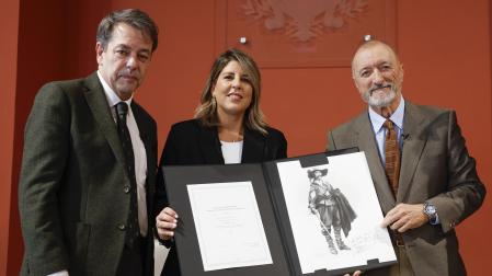 Augusto Ferrer-Dalmau, autor del boceto; Noelia Arroyo, alcaldesa de Cartagena; y Arturo Pérez-Reverte, escritor