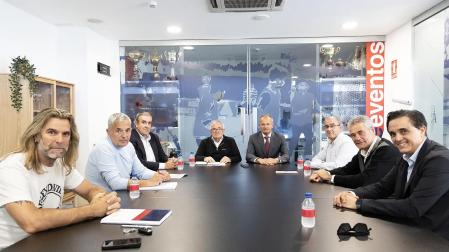 El presidente Luis Sabalza rodeado de los directivos tras la reunión de este martes, 14 de octubre /