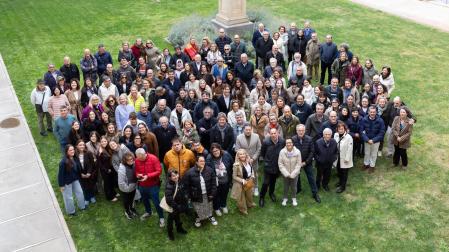 Fotografía de ‘familia’ de los asistentes a la convocatoria de la Asociación de Antiguos Alumnos de Jesuitas Tudela