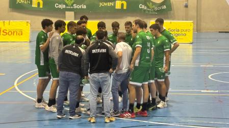 Uno de los tiempos muertos solicitados por Nacho Moyano en la visita de Anaitasuna al Balonmano Soria en la División de Honor Plata masculina