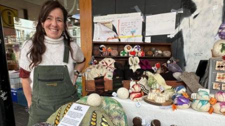 Nagore Intxausti Zubeldia, delante de un muestrario elaborado a partir de su capacidad creativa.