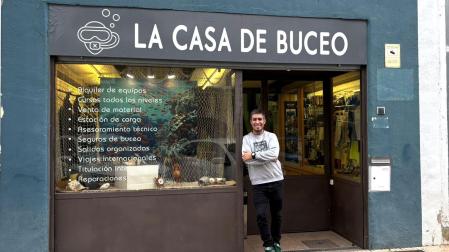 Sergio Pérez, en la puerta del centro de buceo ubicado en Berriozar
