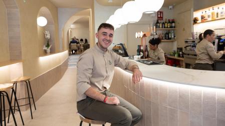 Adrián Alarcón Sepúlveda, en el interior de la nueva cafetería Café Bombón de Tudela