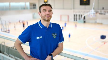 El técnico César Rupérez en las gradas del polideportivo de Sarriguren