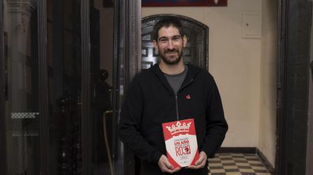 José Mari Jaurrieta, en la sede de los veteranos en la Plaza del Castillo, antiguas oficinas del club.irati aizpurua