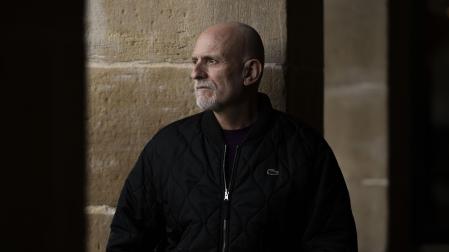 Alejandro Palomas, fotografiado este viernes en los soportales de la Plaza del Castillo de Pamplona