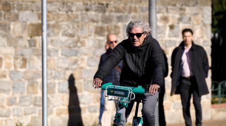 *A: SERGIO MARTÍN *F: 18/11/2025 *P: *L: Pamplona *T: Una persona en bicicleta eléctrica circula por el carril habilitado en la avenida de Pío XII de Pamplona.