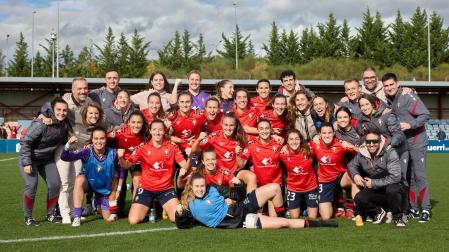 La plantilla y el cuerpo técnico de Osasuna celebran la victoria ante el Oviedo del pasado domingo en Tajonar