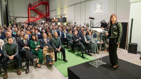 Laura Sandúa Escribano, directora general de Aceites Sandúa -dcha.-, ante el público en la inauguración de la planta en la CAT de Tudela