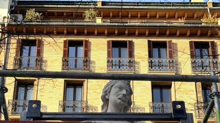 Detalle de la cabeza restaurada de una de las seis estatuas del paseo de Sarasate