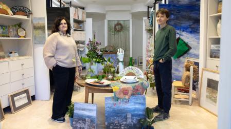 Marta Díez Ochoa y Carlos López González, en el interior de su establecimiento Mondo de Tudela