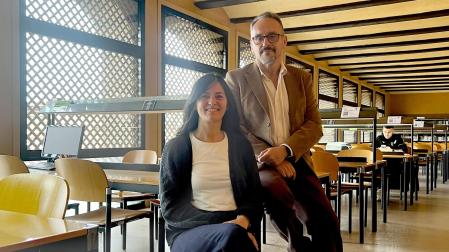 Sonia Lara y Luis J. Fernández, en la biblioteca de la UNED de Tudela