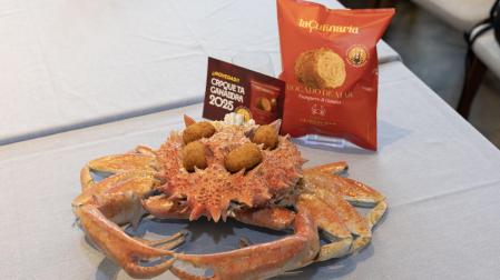 Croquetas Bocado de mar sobre un centollo y en el envase con el que se comercializará