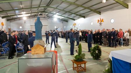 Instante de la salva de honor con descarga de fusilería en homenaje a los caídos por España