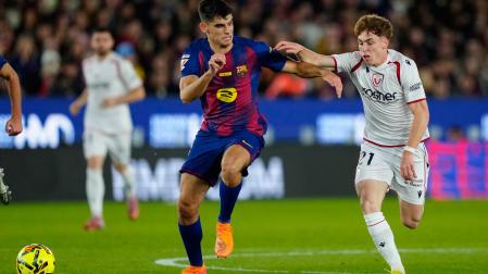 El defensa del FC Barcelona, Gerard Martí (i), disputa el balón ante el delantero de Osasuna, Victor Muñoz