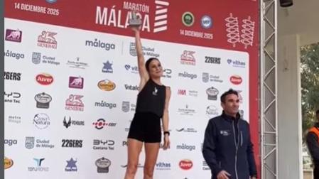 Verdeliss, la navarra Estefanía Unzu Ripoll, recibiendo el premio como mejor española en la Generali Maratón de Málaga