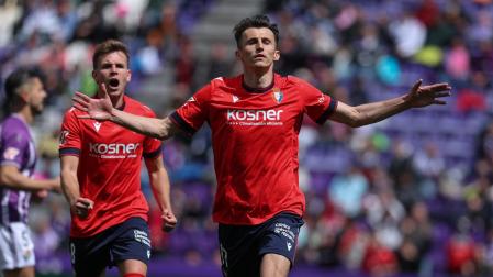 Ante Budimir, autor de un doblete en Valladolid, celebra uno de sus goles delante de Pablo Ibáñez.