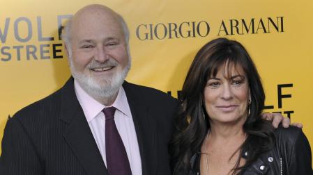 Fotografía de 2013 del director estadounidense Rob Reiner y su esposa Michele Singer posando