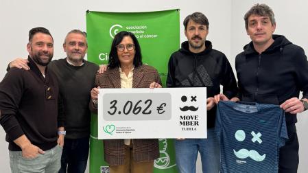 De izquierda a derecha, los integrantes de Movember Tudela Carlos Moreno, Fernando Marín, Abilio Laguardia e Iker Caizán, con la delegada de la AECC en la Ribera Mamen Motilva