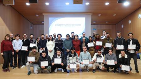 Los estudiantes posaron junto a los docentes que han impartido las formaciones y las autoridades asistentes a la entrega de diplomas.
