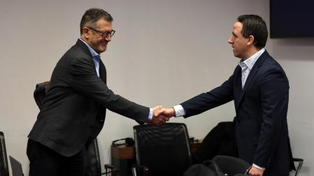 El secretario general técnico de Cohesión Territorial, Eduardo Jiménez (derecha), saluda a Javier Lecumberri (PSN)