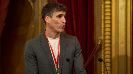 Javier Urriza desde el atril del Salón del Trono del Palacio de Navarra