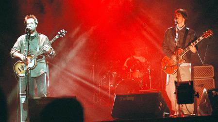 Diego Vasallo y Mikel Erentxun, durante el concierto que Duncan Dhu ofreció en Pamplona el 5 de octubre de 1999