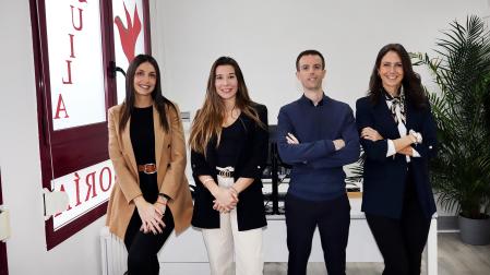El equipo de economistas y abogados de Áquila en la oficina de Barañáin
