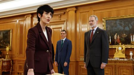 La ministra de Inclusión, Seguridad Social y Migraciones, Elma Saiz, promete su cargo ante el rey Felipe VI en presencia del presidente del Gobierno, Pedro Sánchez