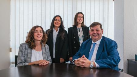 Oihana Rebole, Oihane Delgado, Maite Aldaz y Alberto Picón, en las oficinas del Bufete Picón