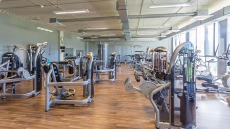 El gimnasio está equipado con aparatos de musculación y cardiovasculares modernos que permiten ejercitarse en un ambiente acogedor y amplio