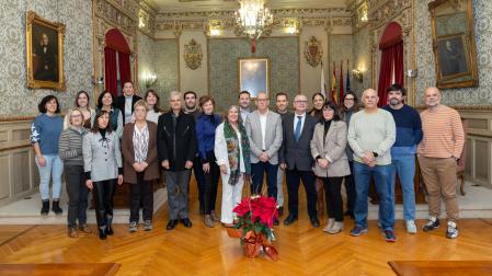 Los trabajadores municipales de Tudela homenajeados -delante-, junto a los miembros de la corporación de Tudela presentes en el acto