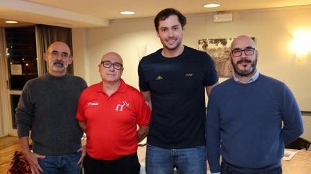 Javier Chocarro, vicepresidente de la Federación Navarra de Natación, Raúl González, presidente, Alberto Munárriz, capitán de la selección y Ángel Hernández, vocal.