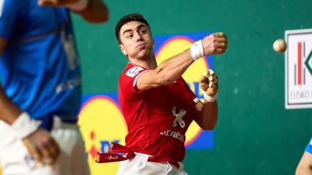 Peio Etxeberria le suelta a la pelota en presencia de Mariezkurrena en Barañáin.