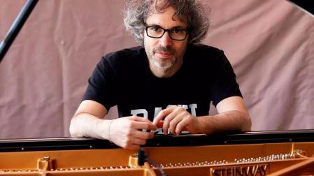 El pianista James Rhodes, que actuará mañana por primera vez en Baluarte
