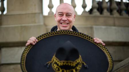 El mariachi Chuchín Ibáñez posa en la Plaza del Castillo, en una imagen de abril de 2024