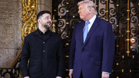 El presidente ucraniano Volodímir Zelenski (izda.) junto a su homçologo norteamericano Donald Trump antes de la reunión en Florida