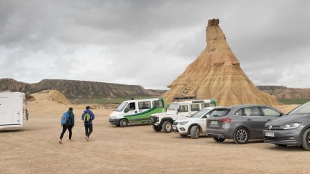 Varios vehículos estacionados junto al cabezo de Castildetierra de Bardenas Reales