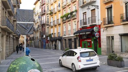 Un taxi entra al Casco Antiguo por la calle Nueva con la señal de la ZBE cubierta a la izquierda de la imagen