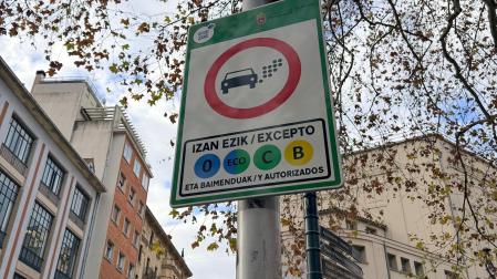 Señal ubicada al final de la Cuesta de Labrit que indica el acceso a la ZBE y los vehículos autorizados