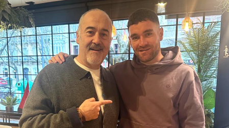El cocinero Martín Iturri posa con el reciente fichaje de Osasuna, Javi Galán