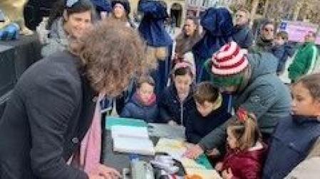 Se instaló una mesa interactiva en la Plaza del Castillo con gran éxito de público
