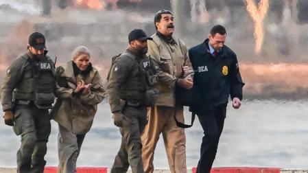 Nicolas Maduro y su esposa Cilia Flores antes de subir al helicóptero para llevarlos al juzgado de Nueva York