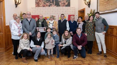 Raimundo Azpilicueta Zaracaín, con la placa y junto a su mujer Pilar Fernández Yanguas, posa con familiares y ediles de Fitero